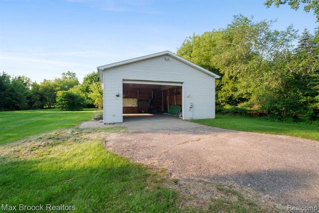 2165 Oakwood Road, Ortonville, MI 48462