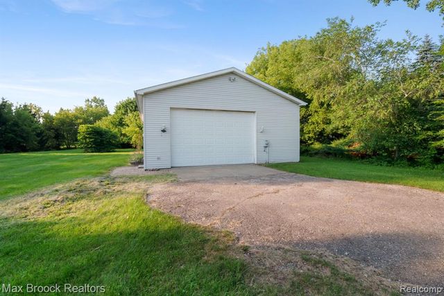 2165 Oakwood Road, Ortonville, MI 48462