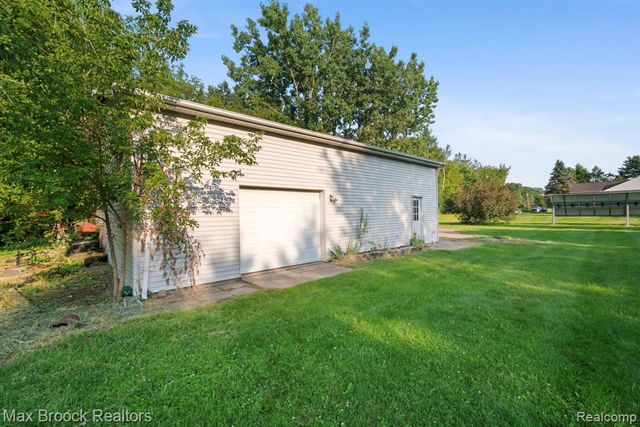 2165 Oakwood Road, Ortonville, MI 48462