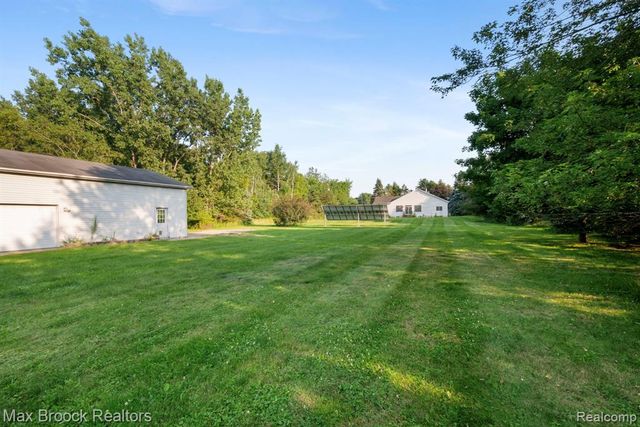 2165 Oakwood Road, Ortonville, MI 48462