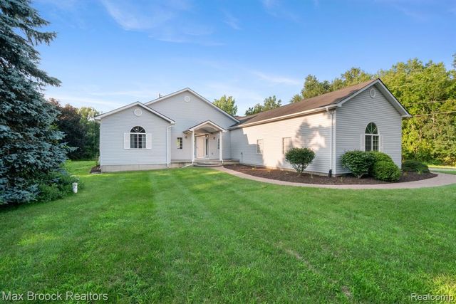 2165 Oakwood Road, Ortonville, MI 48462