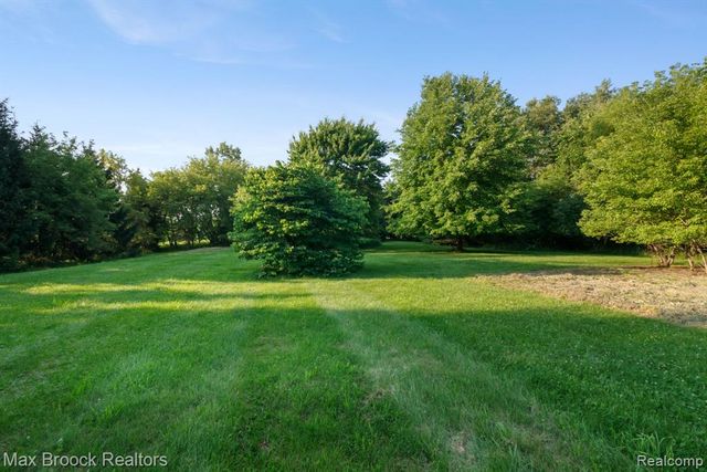 2165 Oakwood Road, Ortonville, MI 48462