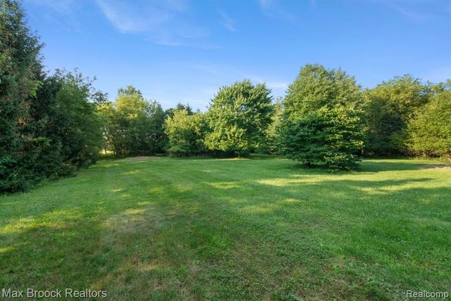 2165 Oakwood Road, Ortonville, MI 48462