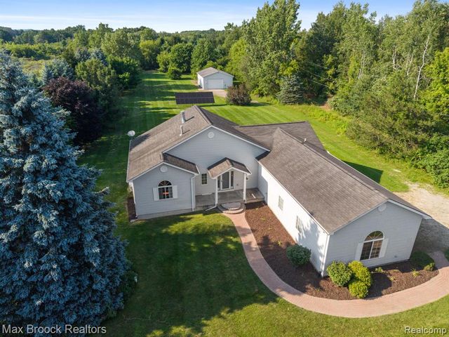 2165 Oakwood Road, Ortonville, MI 48462