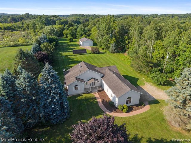 2165 Oakwood Road, Ortonville, MI 48462