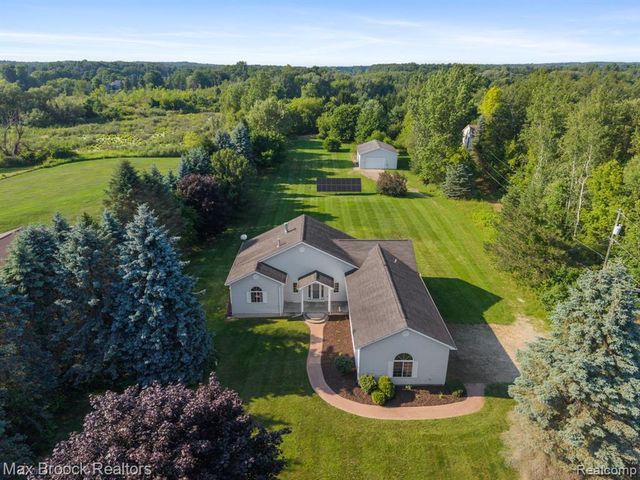 2165 Oakwood Road, Ortonville, MI 48462