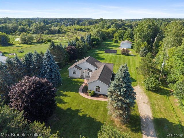 2165 Oakwood Road, Ortonville, MI 48462