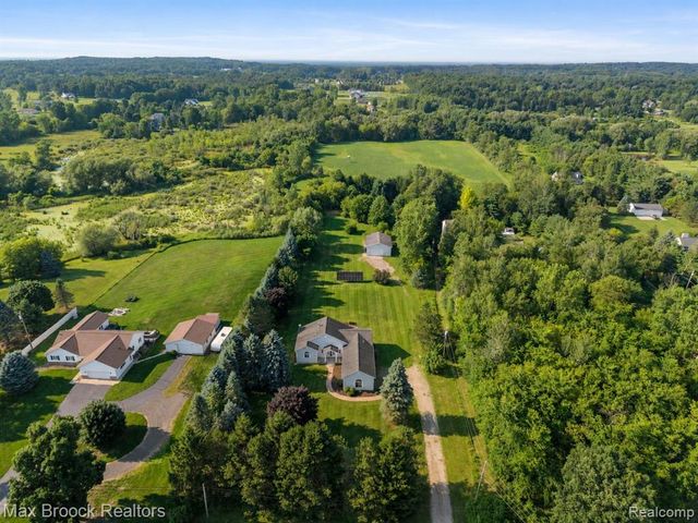 2165 Oakwood Road, Ortonville, MI 48462
