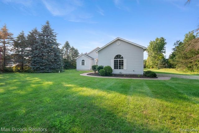 2165 Oakwood Road, Ortonville, MI 48462