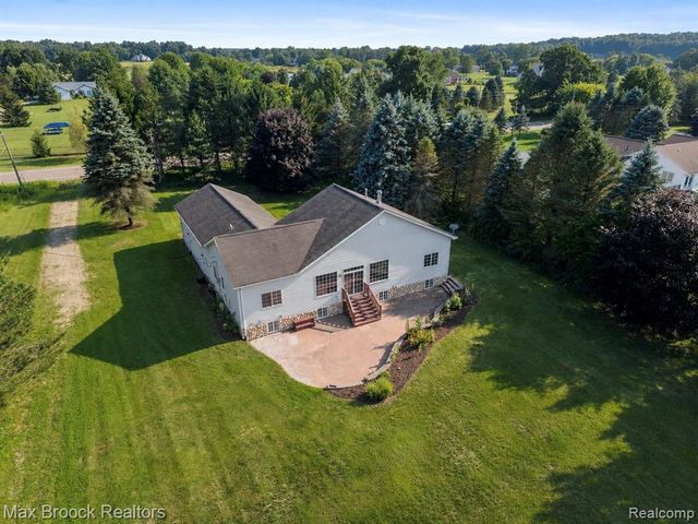 2165 Oakwood Road, Ortonville, MI 48462