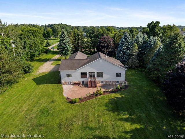 2165 Oakwood Road, Ortonville, MI 48462