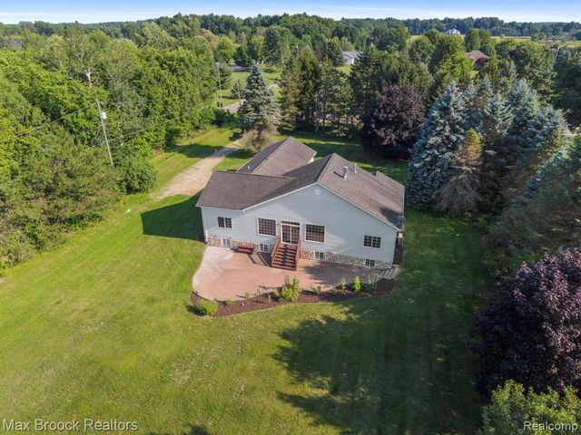2165 Oakwood Road, Ortonville, MI 48462