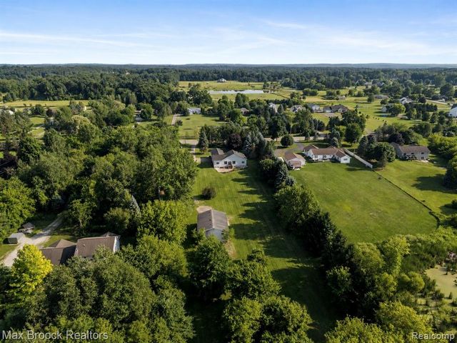 2165 Oakwood Road, Ortonville, MI 48462