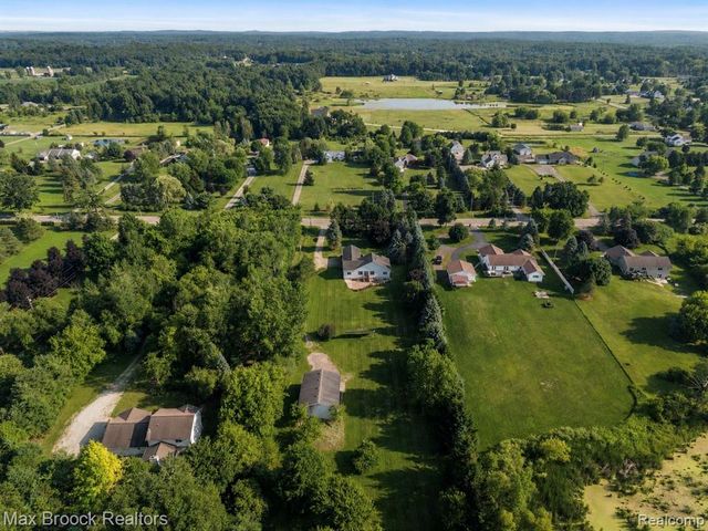 2165 Oakwood Road, Ortonville, MI 48462