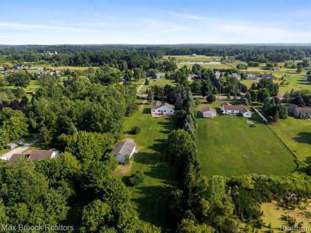 2165 Oakwood Road, Ortonville, MI 48462