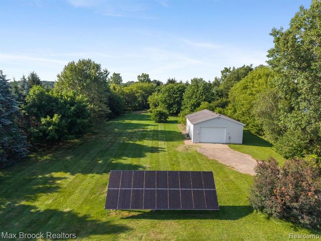 2165 Oakwood Road, Ortonville, MI 48462