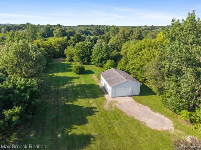 2165 Oakwood Road, Ortonville, MI 48462