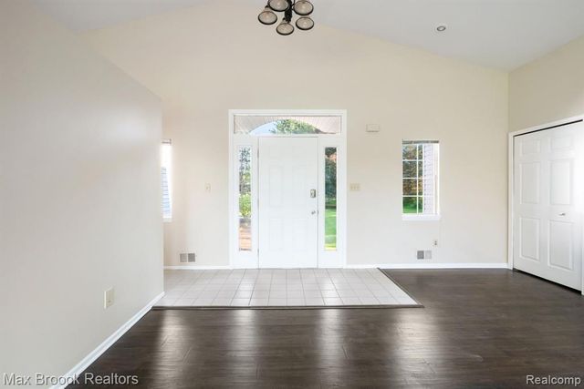 2165 Oakwood Road, Ortonville, MI 48462