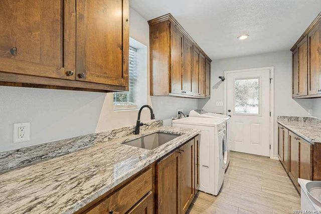 200 Oak Hollow Drive, La Vernia, TX 78121