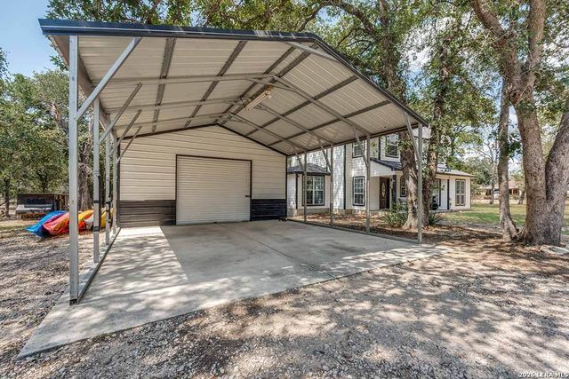 200 Oak Hollow Drive, La Vernia, TX 78121