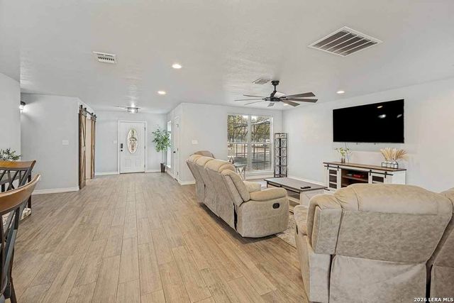 200 Oak Hollow Drive, La Vernia, TX 78121