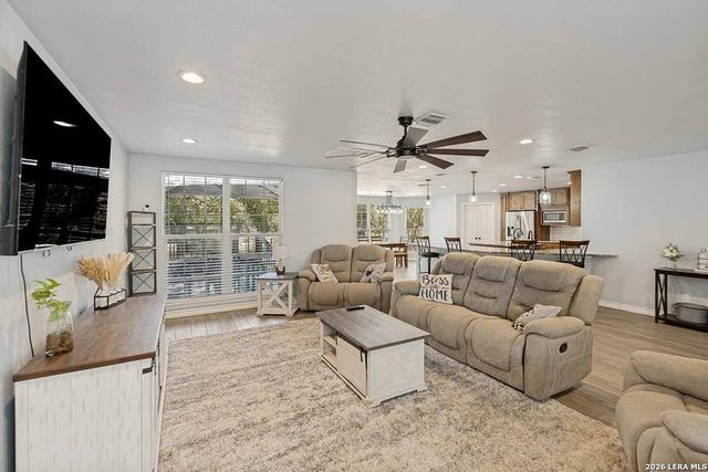 200 Oak Hollow Drive, La Vernia, TX 78121