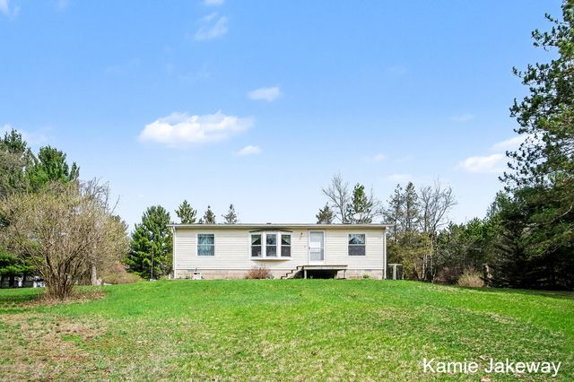 1720 W Fenwick Road, Fenwick, MI 48834