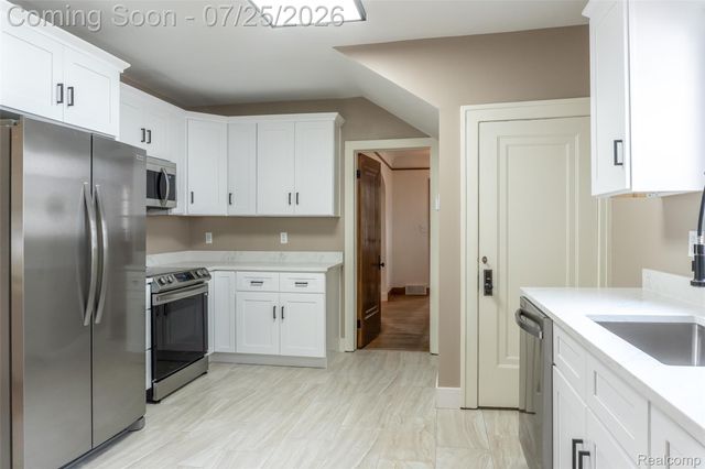 217 Navajo Avenue, Pontiac, MI 48341