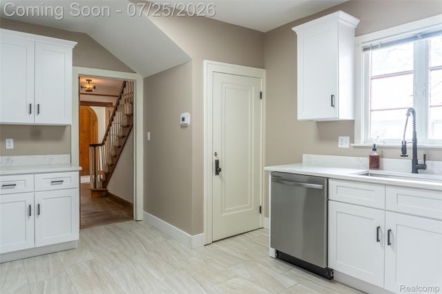 217 Navajo Avenue, Pontiac, MI 48341