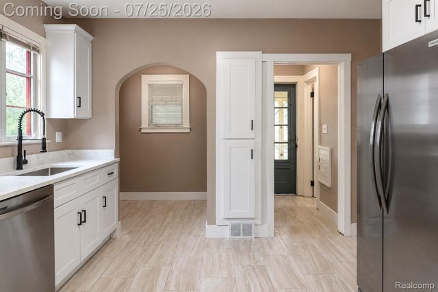 217 Navajo Avenue, Pontiac, MI 48341