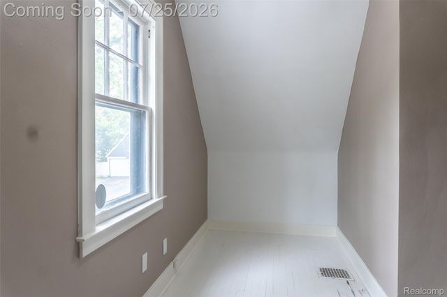217 Navajo Avenue, Pontiac, MI 48341