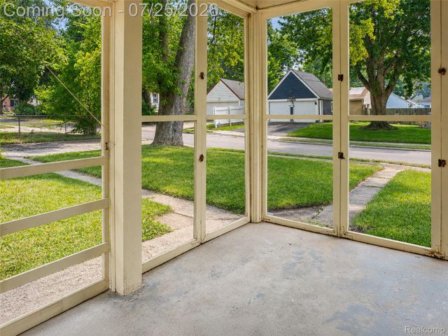 217 Navajo Avenue, Pontiac, MI 48341