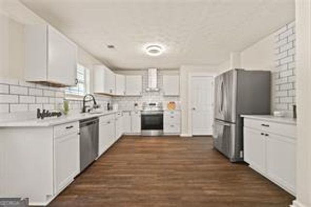 211 Millstone Drive, Hampton, GA 30228