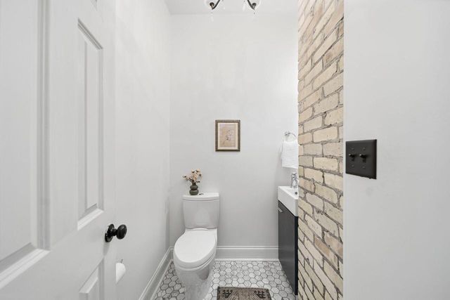 432 E Smith STREET, Milwaukee, WI 53207