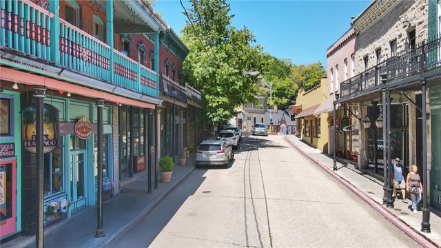 84 Spring Street, Eureka Springs, AR 72632