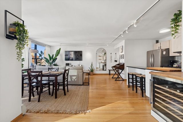 33 E Cedar Street 16E, Chicago, IL 60611