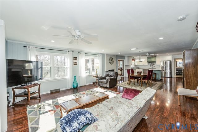 3419 S Hairpin Dr, Quinton, VA 23141