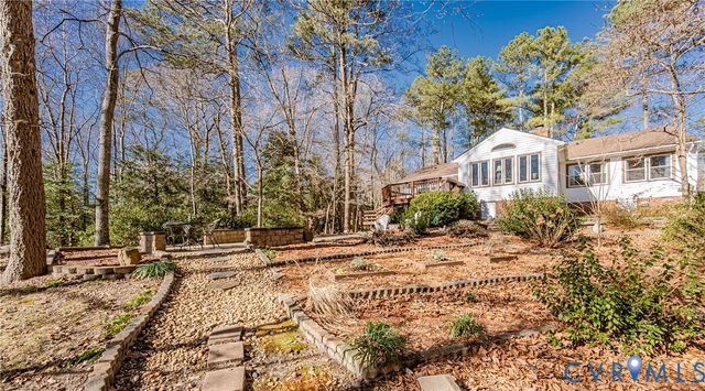 3419 S Hairpin Dr, Quinton, VA 23141