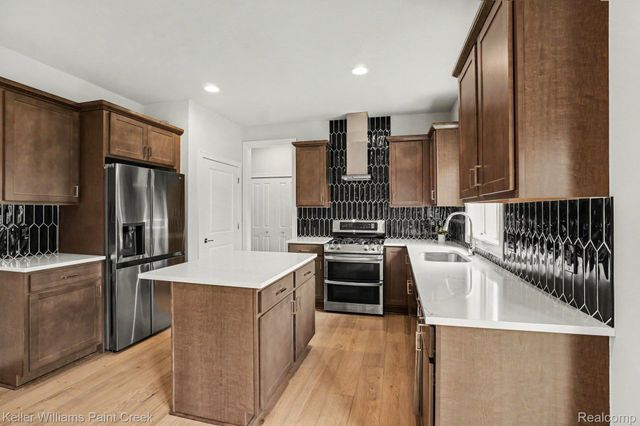 1976 Kohli Drive, Troy, MI 48083