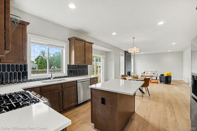 1976 Kohli Drive, Troy, MI 48083