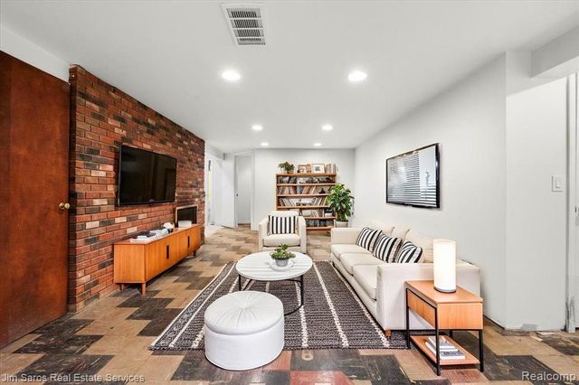 463 Elizabeth Court, Grosse Pointe Farms, MI 48236