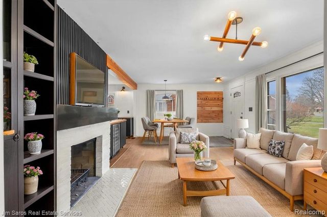 463 Elizabeth Court, Grosse Pointe Farms, MI 48236