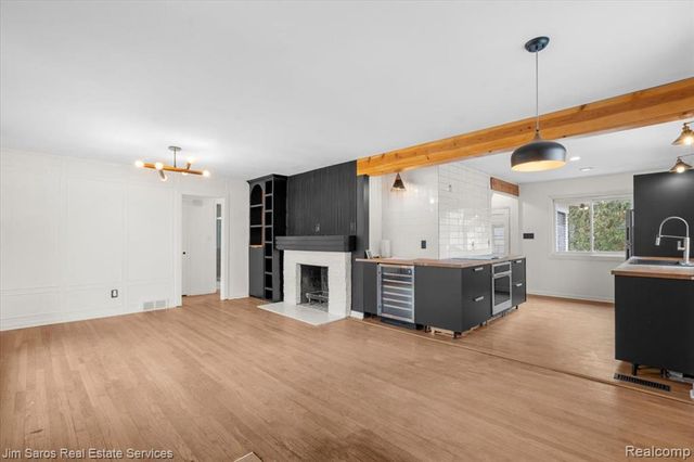 463 Elizabeth Court, Grosse Pointe Farms, MI 48236