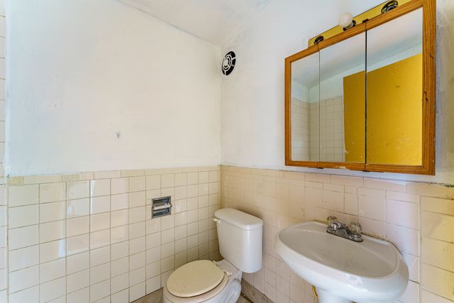 1370 Fargo Avenue E, Des Plaines, IL 60018