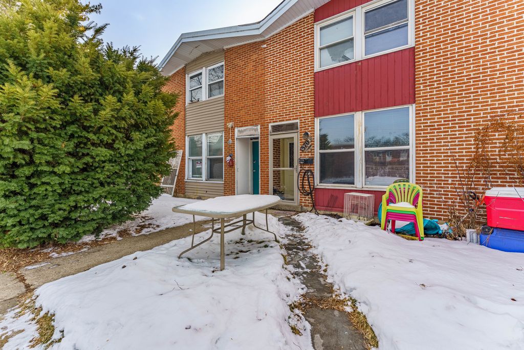 1370 Fargo Avenue E, Des Plaines, IL 60018