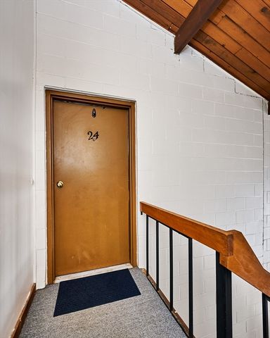 242 N East St. 24, Amherst, MA 01002