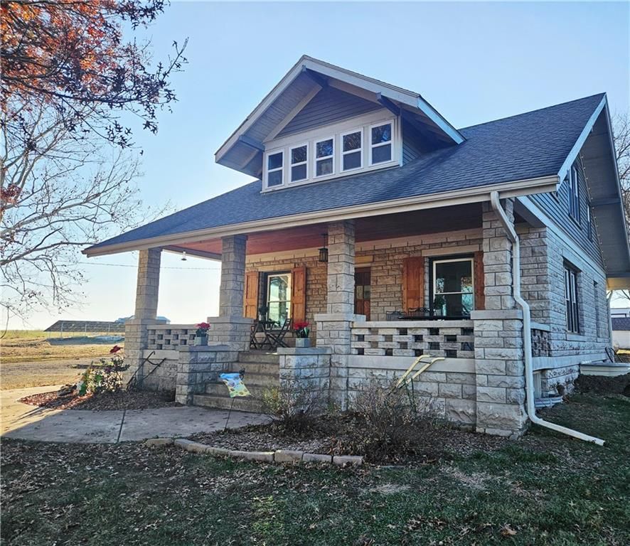 33253 Cedar Niles Road, Paola, KS 66071
