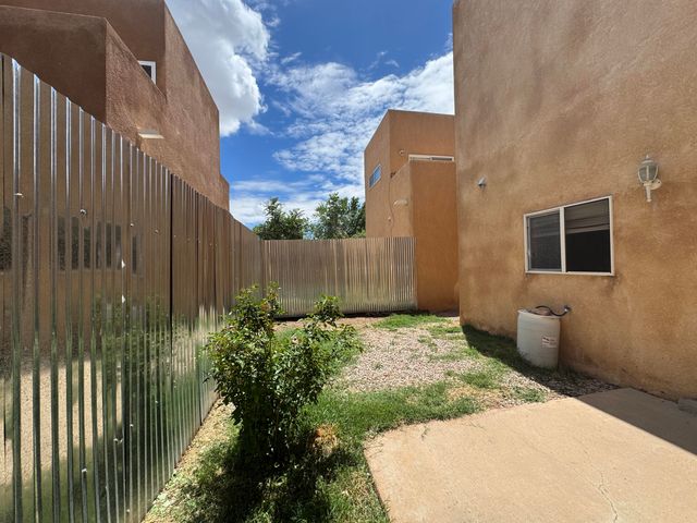 4604 VIA MACDUFFEE Road NE, Albuquerque, NM 87111