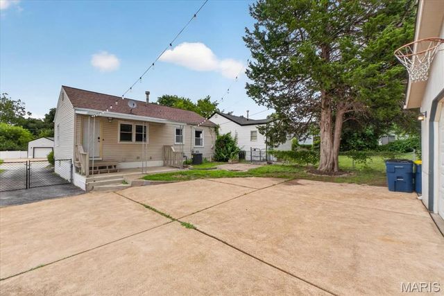 10632 Saint Francis Lane, St Ann, MO 63074