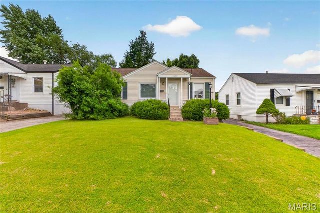10632 Saint Francis Lane, St Ann, MO 63074